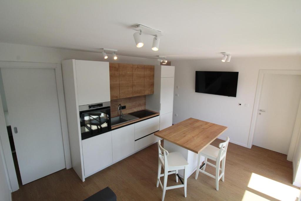 Kuchyň nebo kuchyňský kout v ubytování Naia Apartments