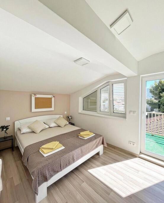 - une chambre avec un lit et une grande fenêtre dans l'établissement Apartments Vero 2-4 Personen, à Orebić