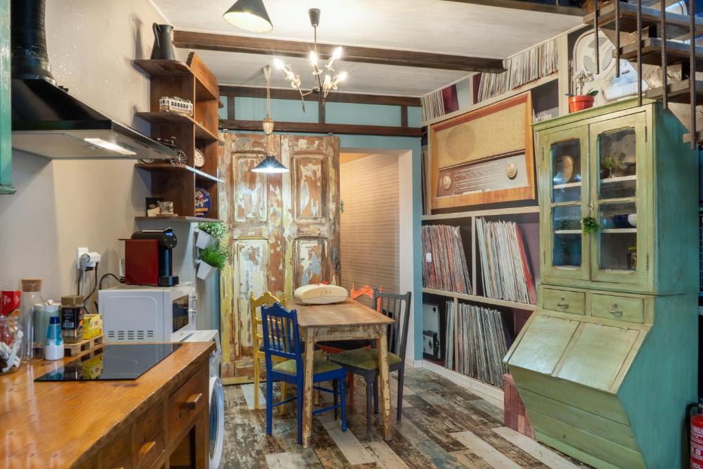 cocina con mesa y escritorio en una habitación en Unique stylish house in beautiful Graça, en Lisboa