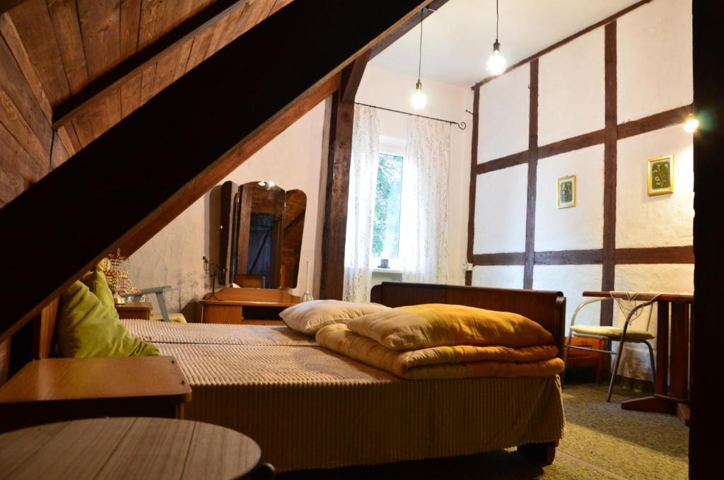 sypialnia z 2 łóżkami i oknem w obiekcie Stara Pastorówka w mieście Dąbki
