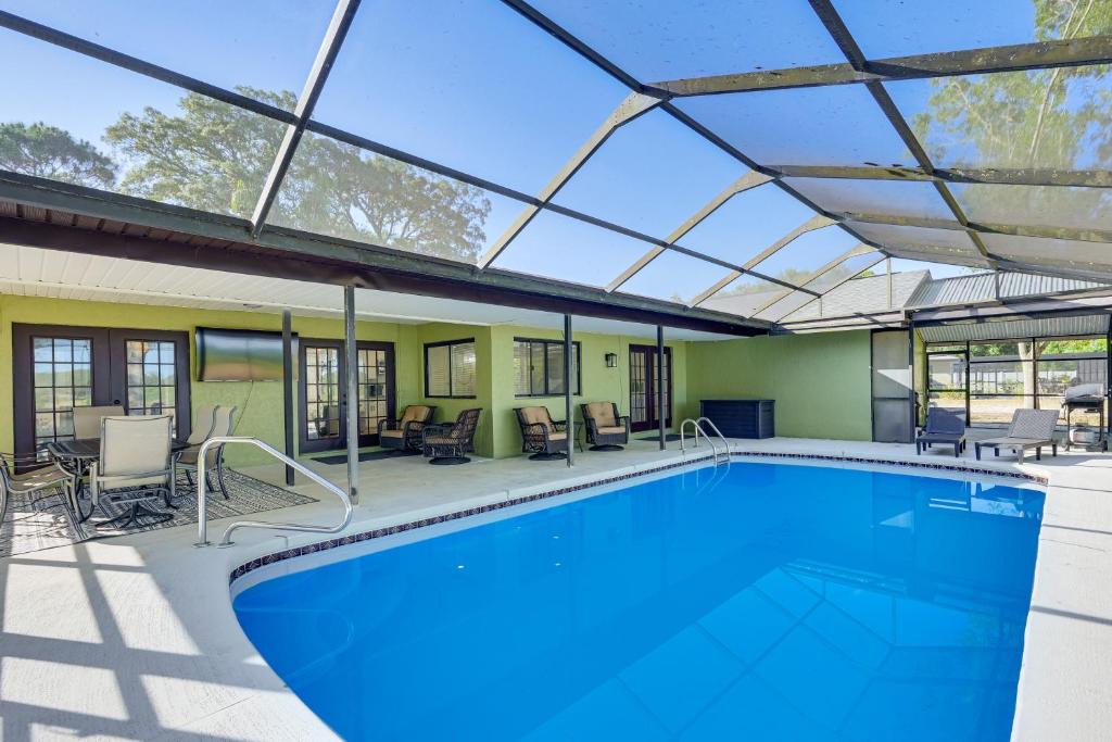 Bazén v ubytování Spring Hill Home with Pool, BBQ Grill and Outdoor TV! nebo v jeho okolí
