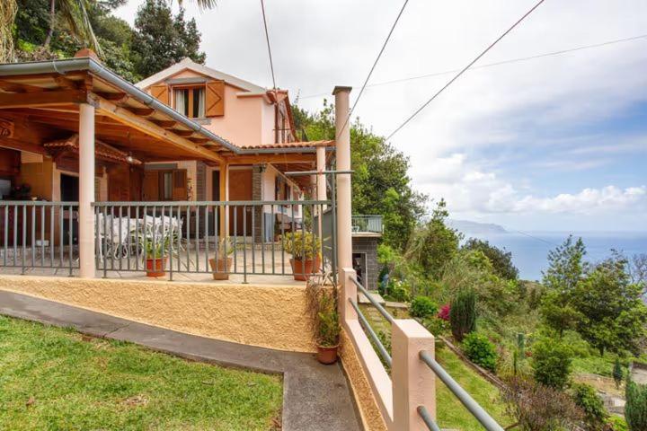 una casa en una colina con vistas al océano en fantastic holiday house en Ponta Delgada