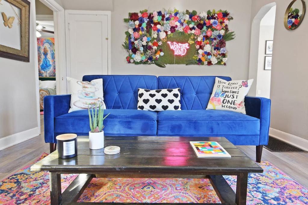 een blauwe bank in een woonkamer met een salontafel bij Down the Rabbit Hole walk to downtown in Columbia
