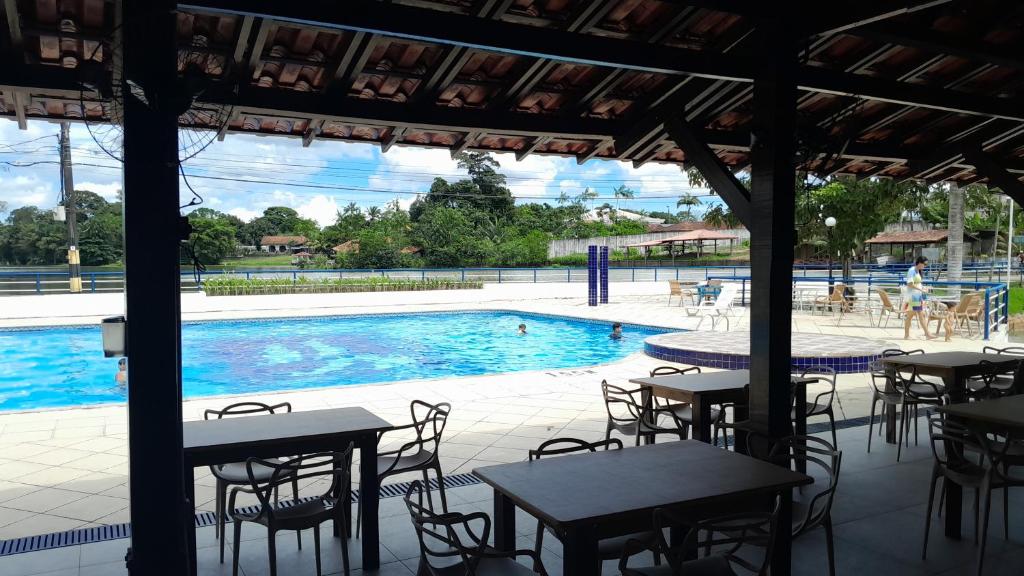 - un billard avec des tables et des chaises à côté de la piscine dans l'établissement Casa Condomínio de luxo, à Ananindeua