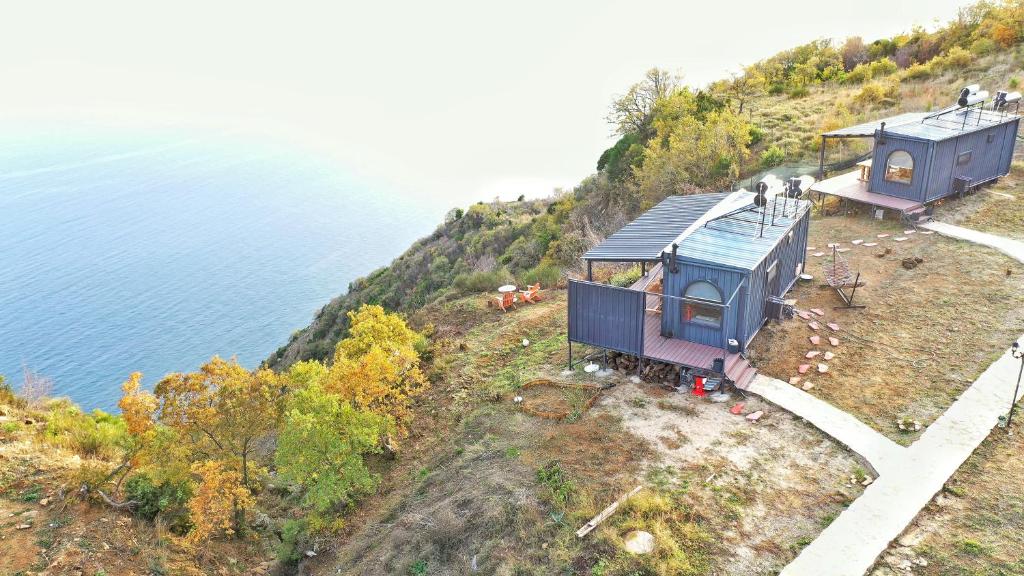 una vista aérea de una casa en una colina junto al agua en Carpe Diem (Tina), en Şarköy