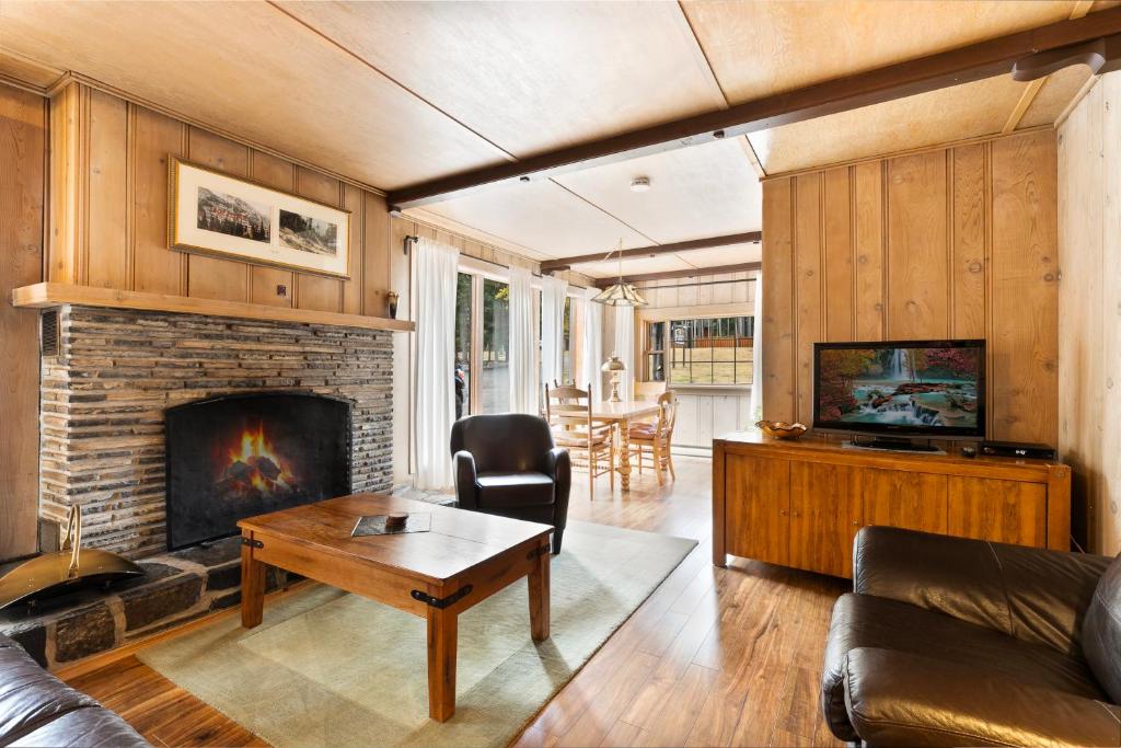 TV a/nebo společenská místnost v ubytování Elkhorn Lodge Vacation Rentals