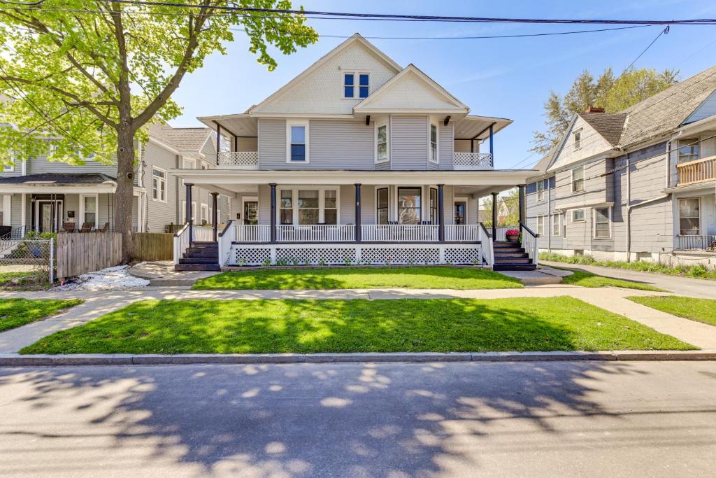 una casa blanca con porche y césped en New York Vacation Rental about 1 Mi to Niagara Falls!, en Niagara Falls