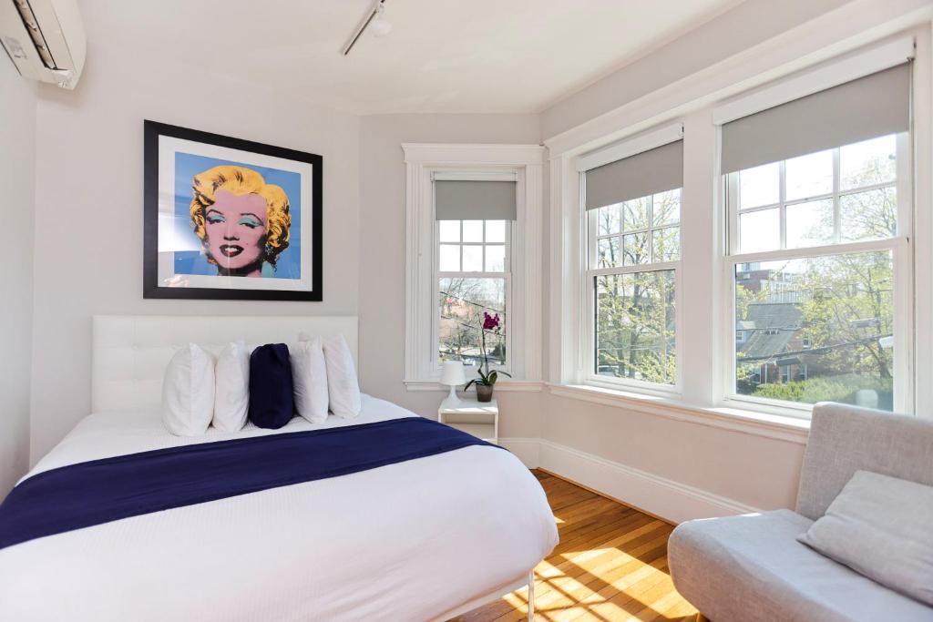 A Stylish Stay w/ a Queen Bed, Heated Floors.. #28 في بروكلاين: غرفة نوم بسرير واريكة ونوافذ