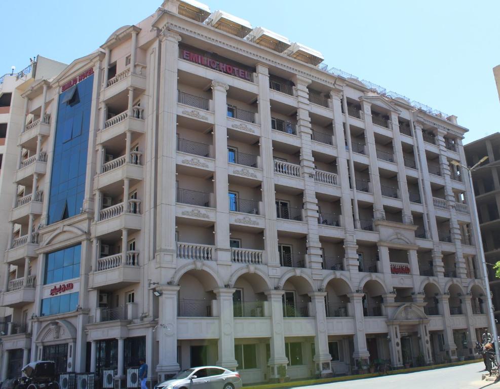 ein altes Gebäude in der Stadt in der Unterkunft اعلاني in Luxor