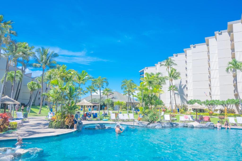 einen Pool in einem Resort mit Palmen in der Unterkunft Maui Westside Presents: Kaanapali Shores 733 Stunning Ocean Views NEW LISTING in Lahaina