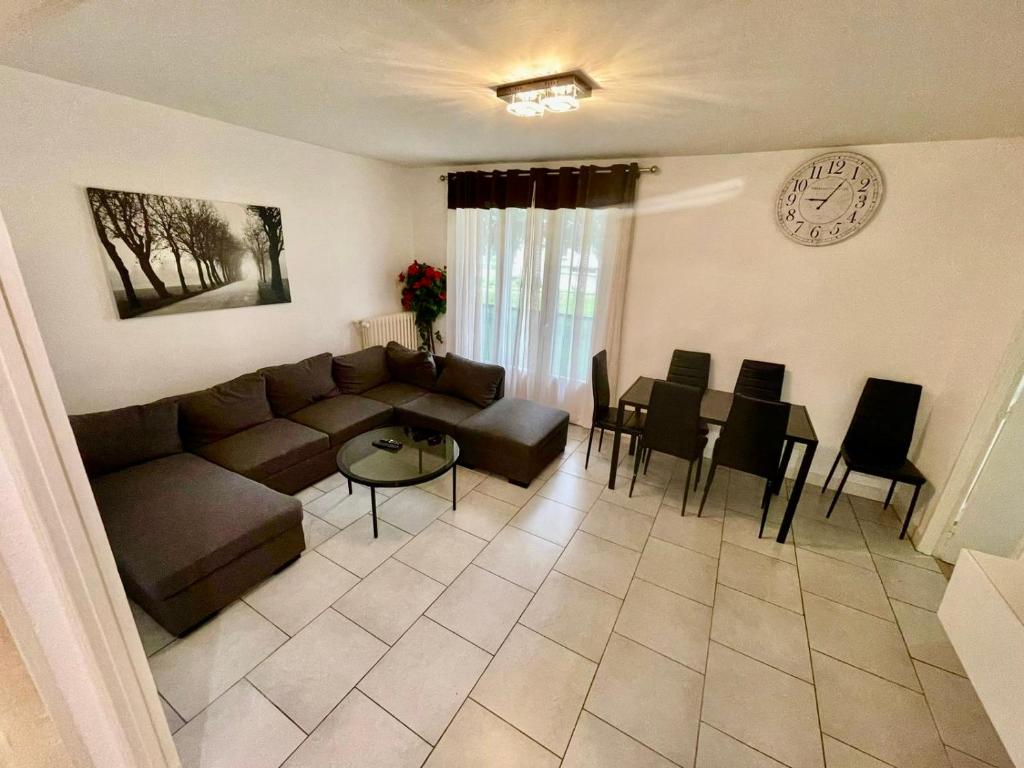 salon z kanapą, stołem i krzesłami w obiekcie Harmonie apparte w mieście Blois
