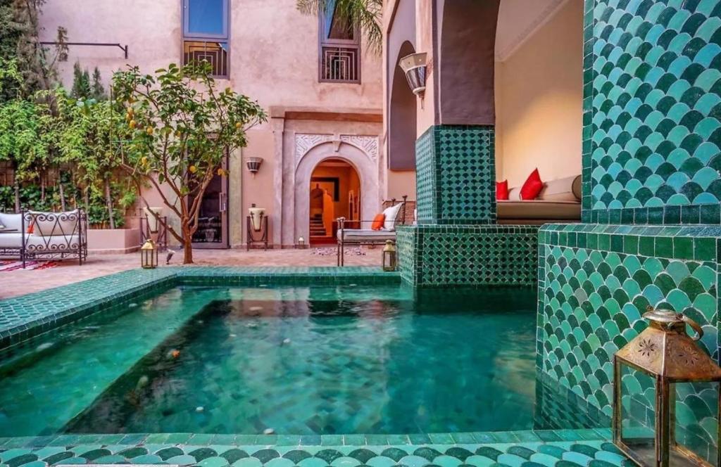 Bazén v ubytování Le Medina Privilège Riad & Spa nebo v jeho okolí