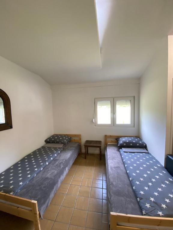 Postel nebo postele na pokoji v ubytování Iskra DDUR