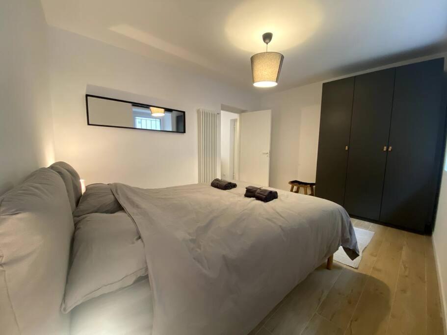 una camera con letto bianco e armadio nero di Intera Casa Svalto a Udine