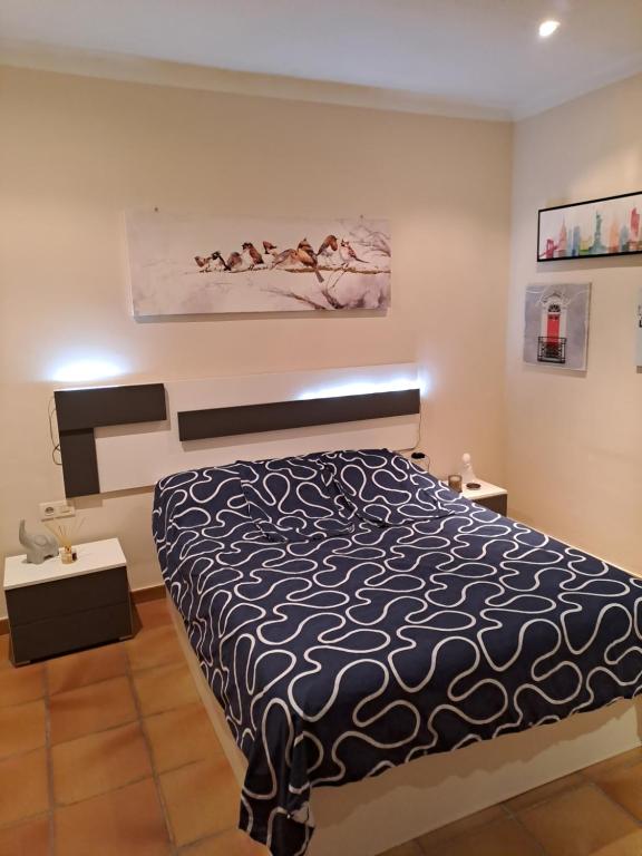 - une chambre avec un lit et une peinture murale dans l'établissement Angel rooms, à Barcelone
