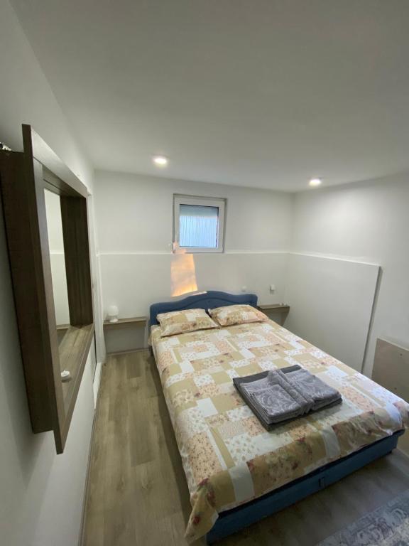 1 dormitorio con cama y ventana. en Iskra DDUR, en Gornji Milanovac