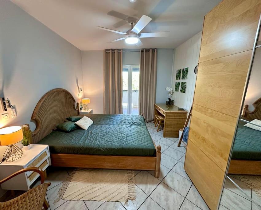 een slaapkamer met 2 bedden in een kamer bij Apartment Maktub in Novigrad Istria
