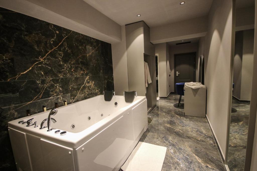 Koupelna v ubytování Atrium Hotel
