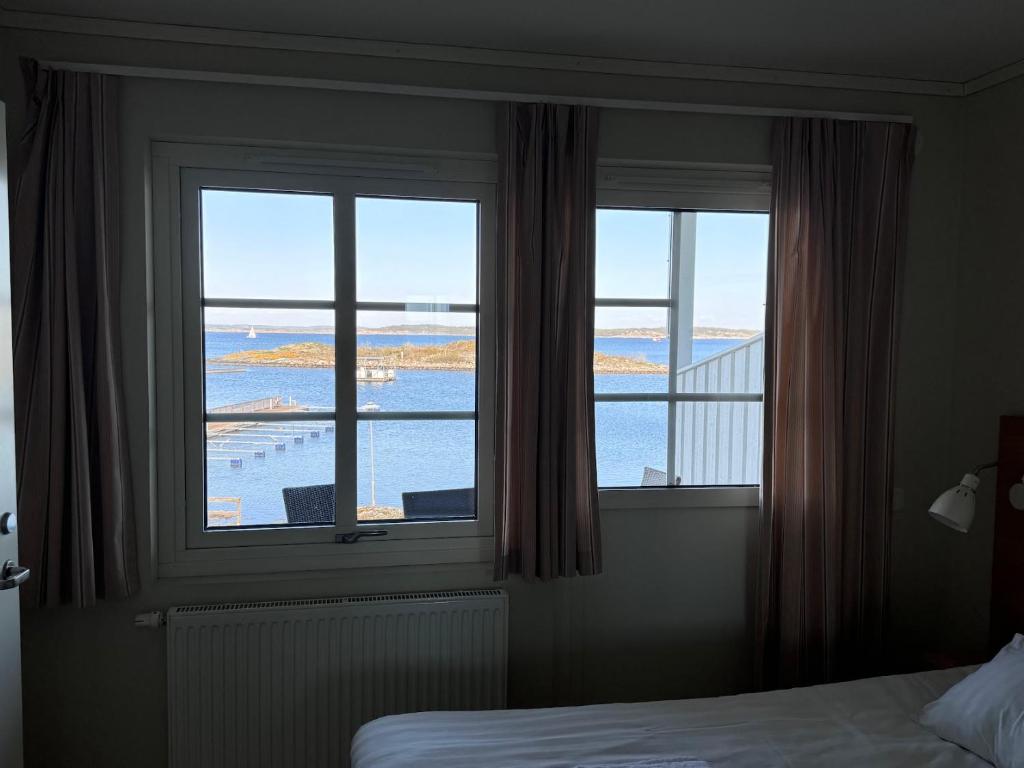 Postel nebo postele na pokoji v ubytování Ekenäs Havshotell Koster