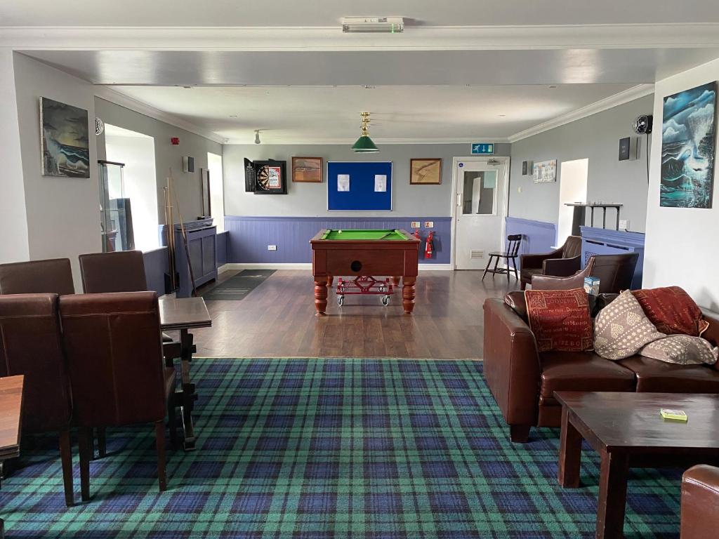 uma sala de estar com sofás e uma mesa de bilhar em Decker’s em Leven-Fife