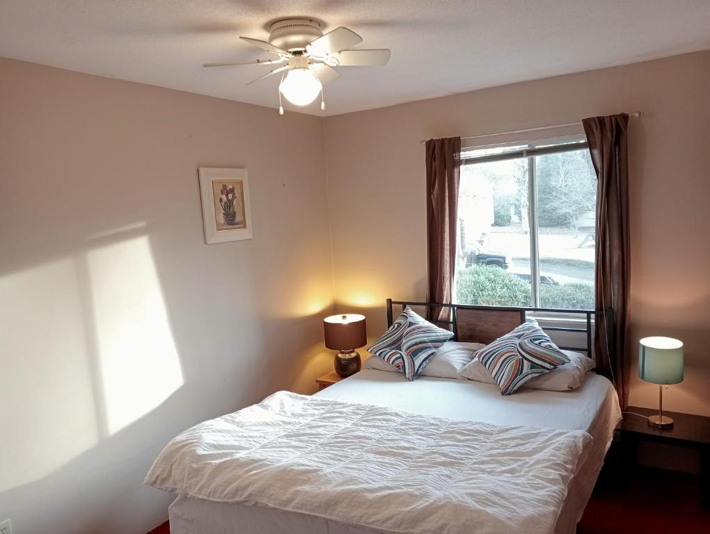 En eller flere senge i et værelse på Beautiful & Affordable Private Rooms - Great Location C1a