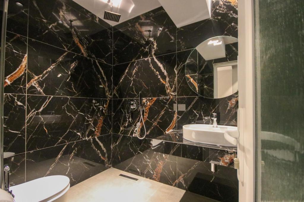 Koupelna v ubytování Atrium Hotel