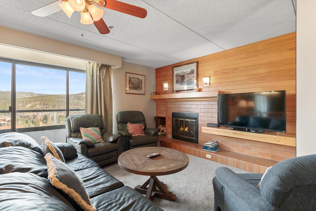uma sala de estar com um sofá e uma televisão em Beaver Run Resort 4709 by Great Western Lodging em Breckenridge