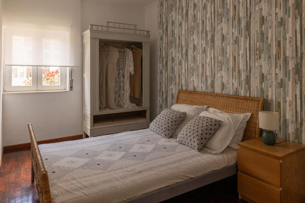 Un dormitorio con una cama con dos almohadas encima. en Elisabeth Holidays House, en Costa da Caparica