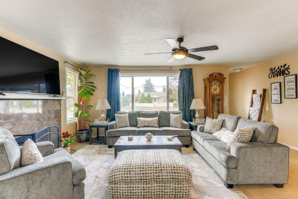 uma sala de estar com sofás e uma ventoinha de tecto em Family Spokane Valley Home with Patio and Gas Grill! em Spokane Valley