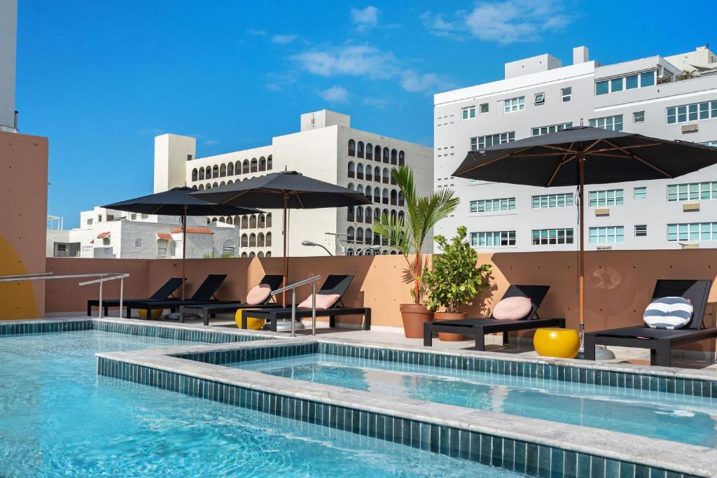 Bazén v ubytování HiBird- Apartment and Suites Hotel nebo v jeho okolí