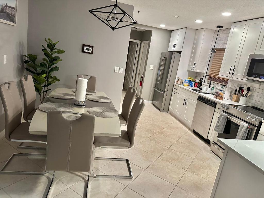a kitchen with a table and chairs in a room at Elles Place in Fort Lauderdale