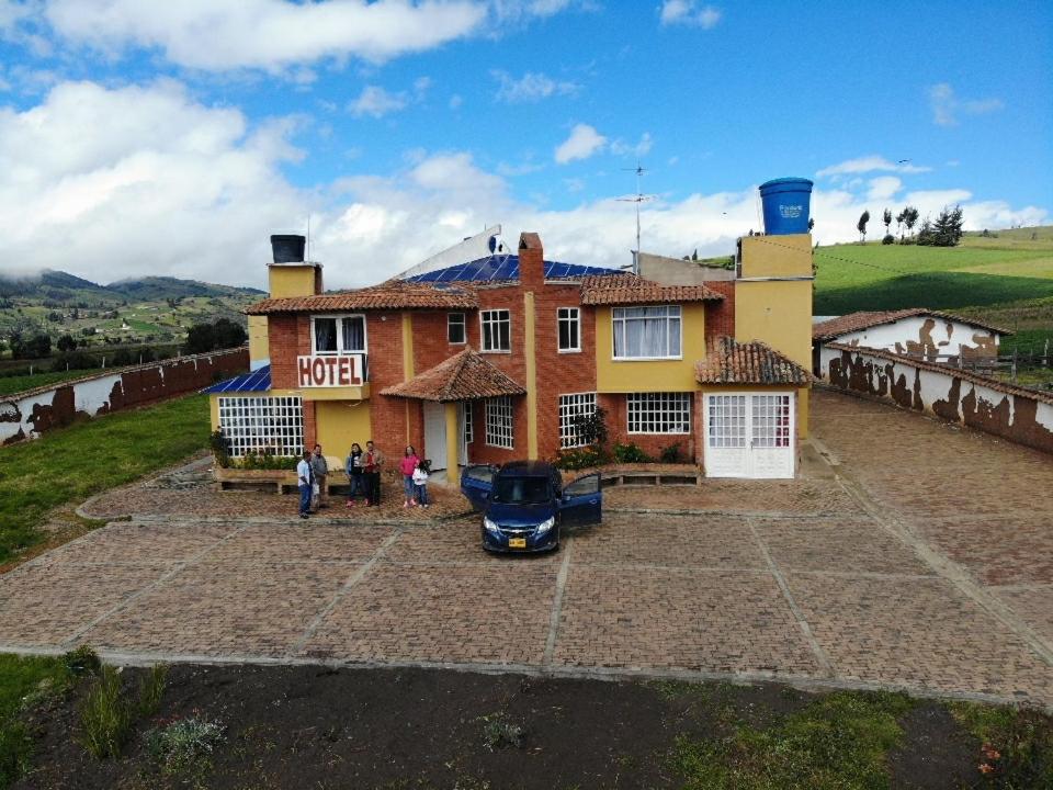 un grupo de personas parados frente a una casa en SORACA MANTO REAL, en Soracá