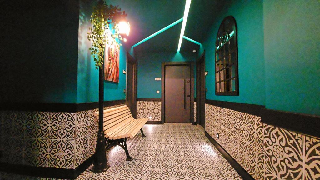 un pasillo con un banco en una habitación con puerta en Thalia Boutique Hotel, en Estambul
