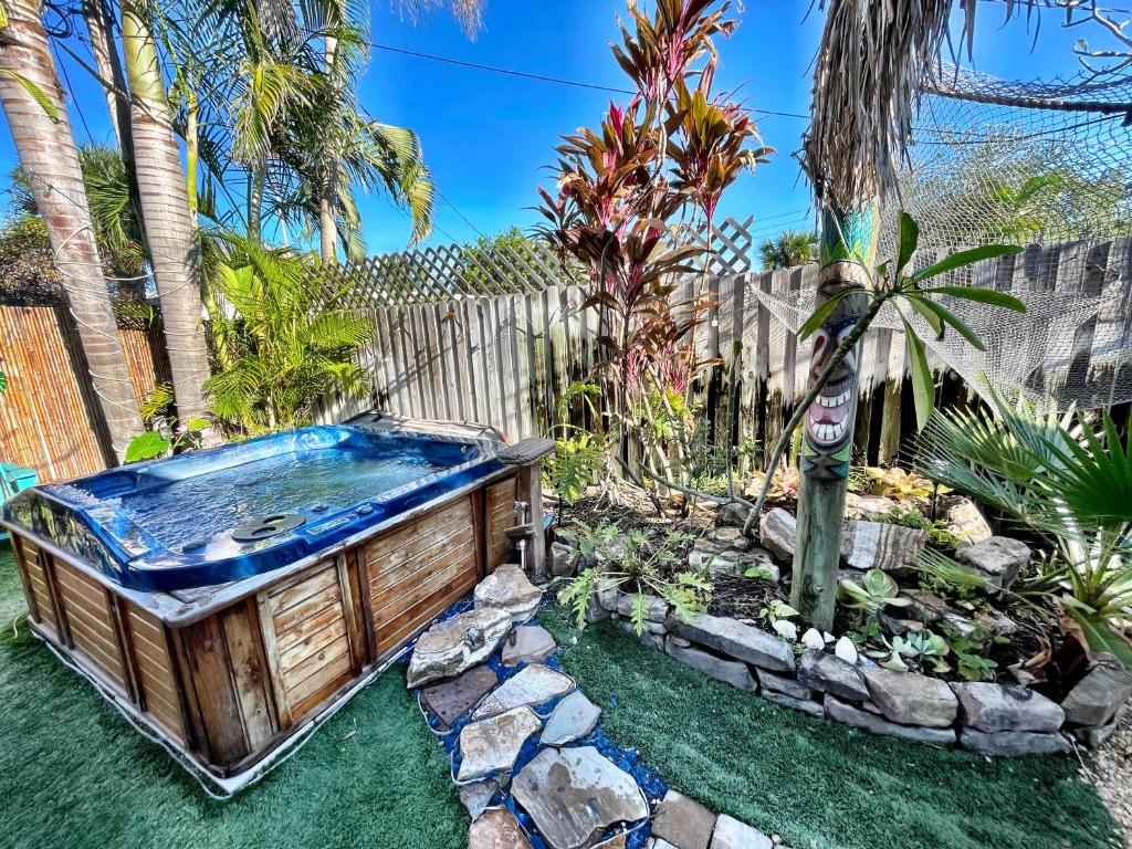 セント・ピート・ビーチにあるCabana Tropical - Garden Studio with Private Hot Tubのフェンス付きの庭園内のホットタブ