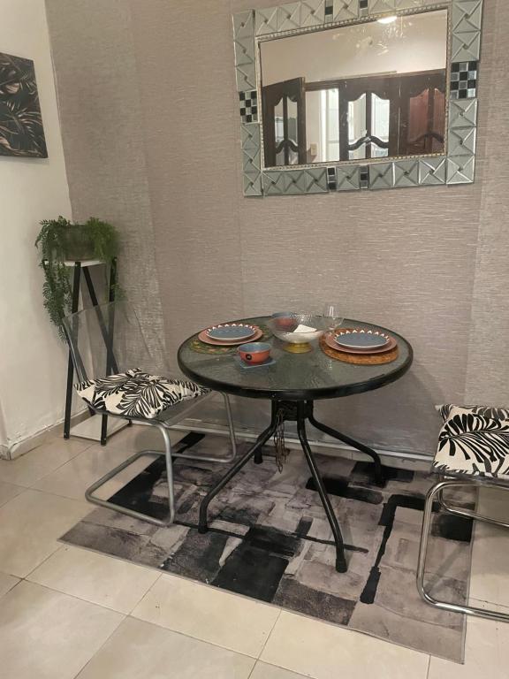 mesa y sillas en una habitación con espejo en hermosa casa en la zona colonial en Santo Domingo