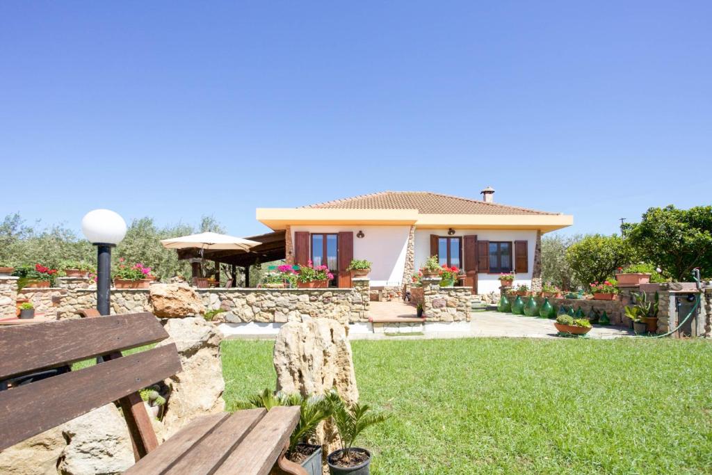a house with a bench in front of it at Villa Pedra Moro in Alghero