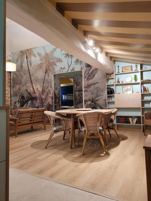 une salle à manger avec une table et des chaises dans l'établissement Le Patio, à Montbazin