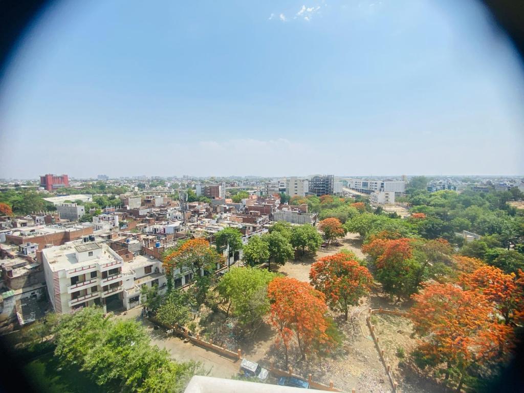 uma vista aérea de uma cidade com árvores e edifícios em DLF Royal Stay em Lucknow