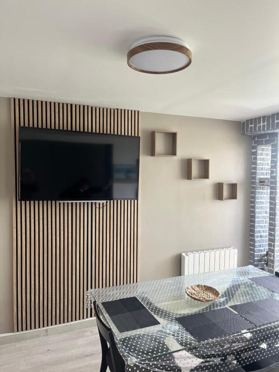 Televízia a/alebo spoločenská miestnosť v ubytovaní Appartement 2 pièces à Cabourg