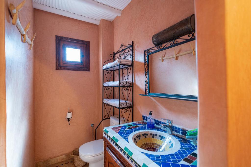 Koupelna v ubytování Riad Tourtit
