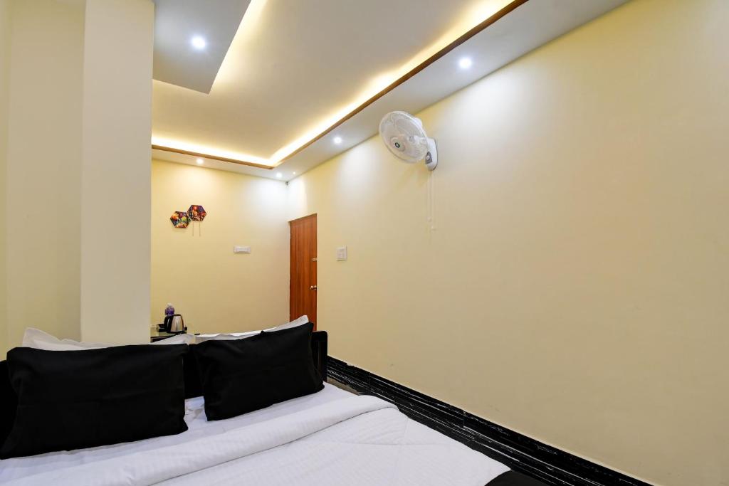 OYO Chilli Pepper Hotel and Restaurant في kolkata: غرفة نوم بسرير وسقف