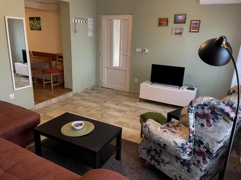 TV a/nebo společenská místnost v ubytování Apartmani Vera