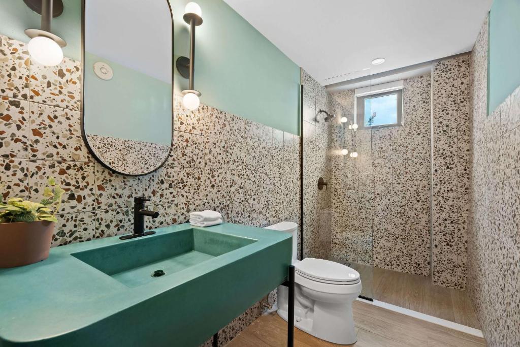 Koupelna v ubytování HiBird- Apartment and Suites Hotel