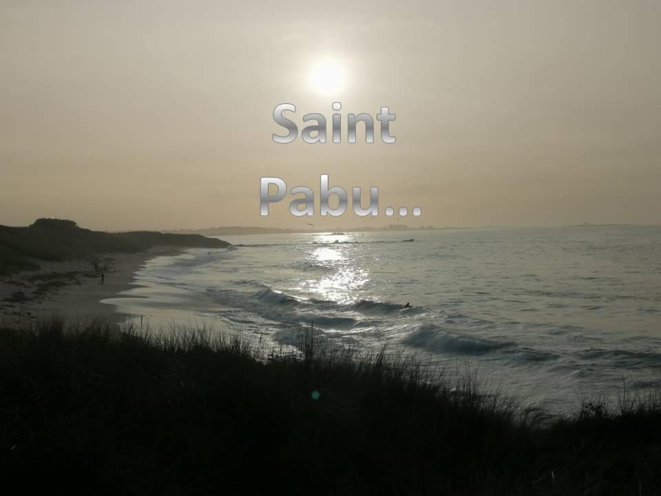 einen Strand mit aufgehender Sonne über dem Meer in der Unterkunft Ker Loïc, Les Dunes, La Mer in Saint-Pabu