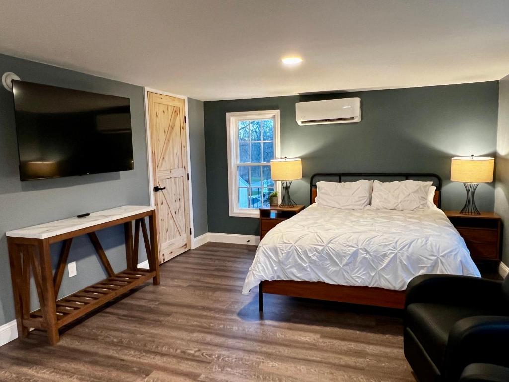 sypialnia z łóżkiem i telewizorem z płaskim ekranem w obiekcie Turner Park Suite w mieście Montour Falls