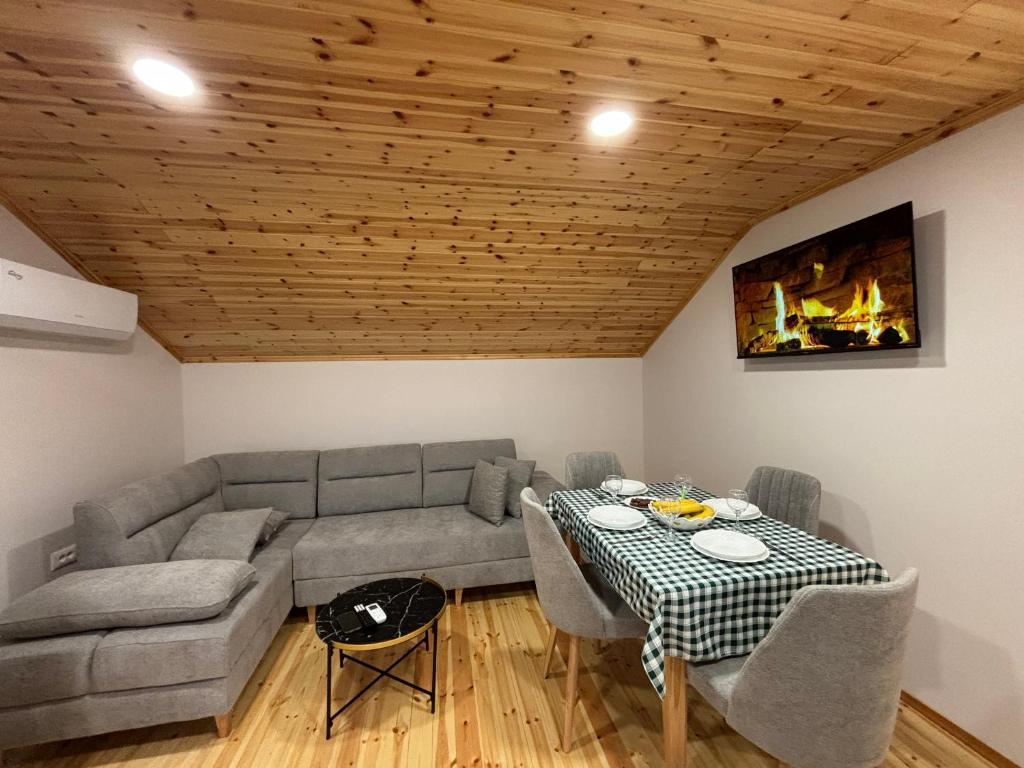 een woonkamer met een bank en een tafel bij 2Bedroom Apartment,free parking 06 in Kamëz