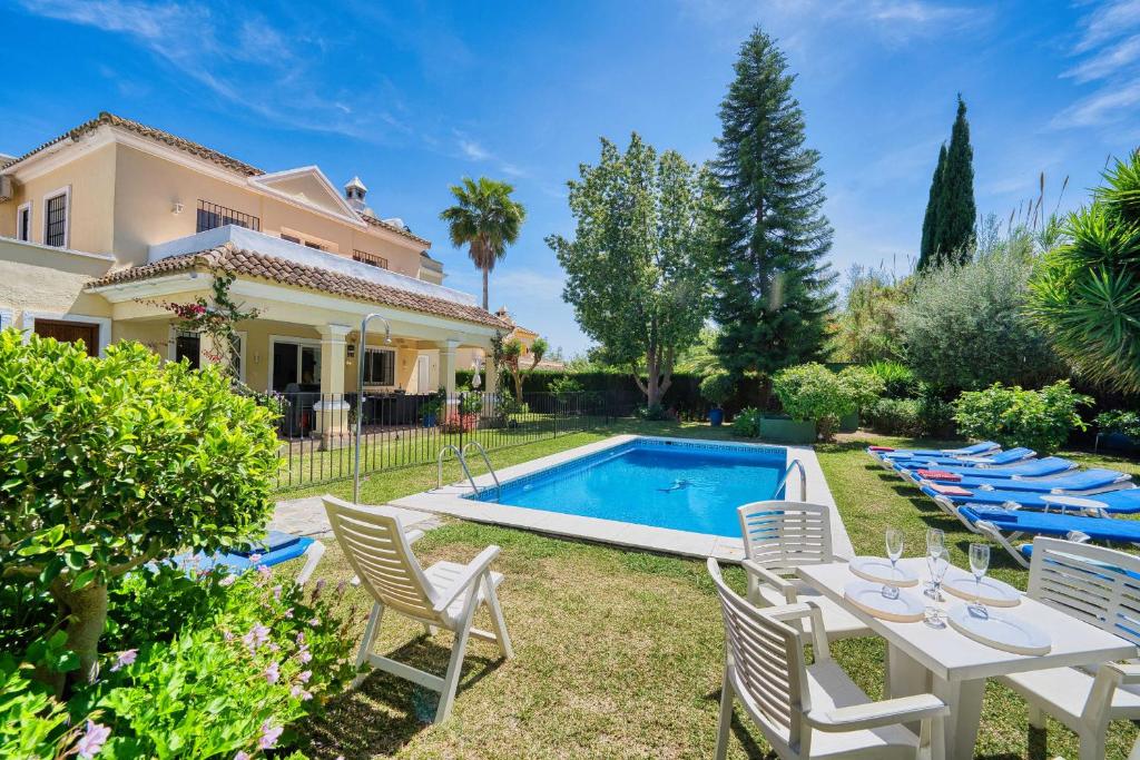 エステポナにある1106 Marbella Large Family Villaのスイミングプール付きのヴィラ、家
