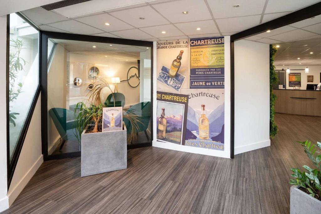 Vstupní hala nebo recepce v ubytování Best Western Voiron Centre