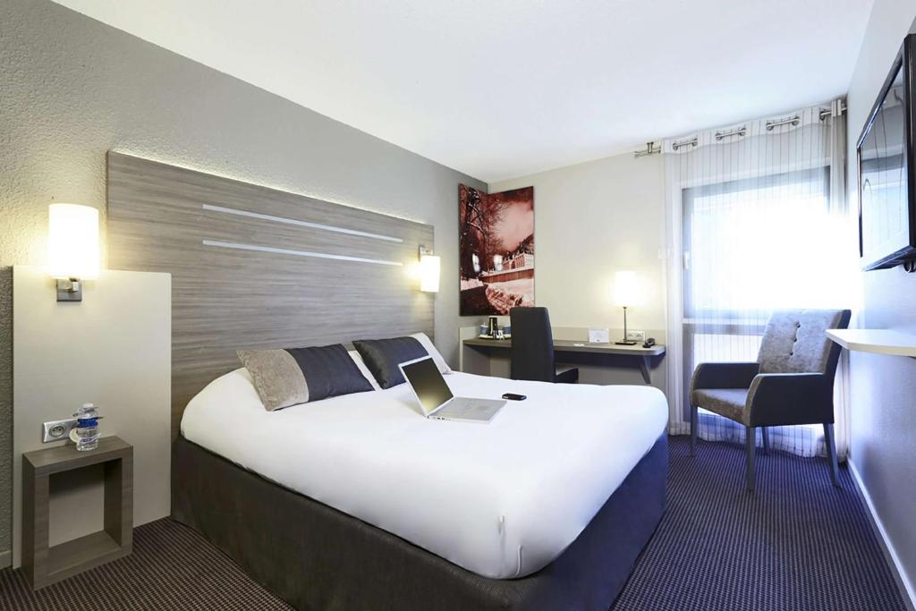 Postel nebo postele na pokoji v ubytování Best Western Voiron Centre