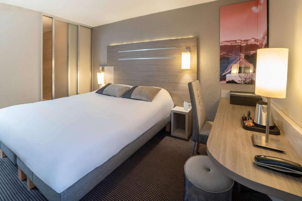 Postel nebo postele na pokoji v ubytování Best Western Voiron Centre